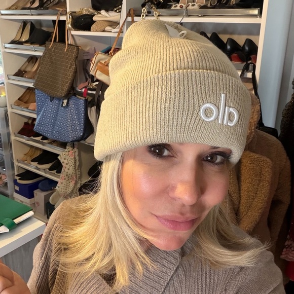 ALO Yoga Light Tan Beanie| NWT - Picture 2 of 2